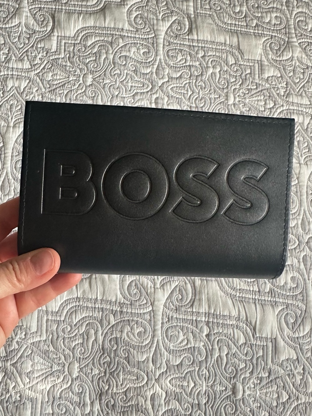 HUGO BOSS
Leather sunglasses case